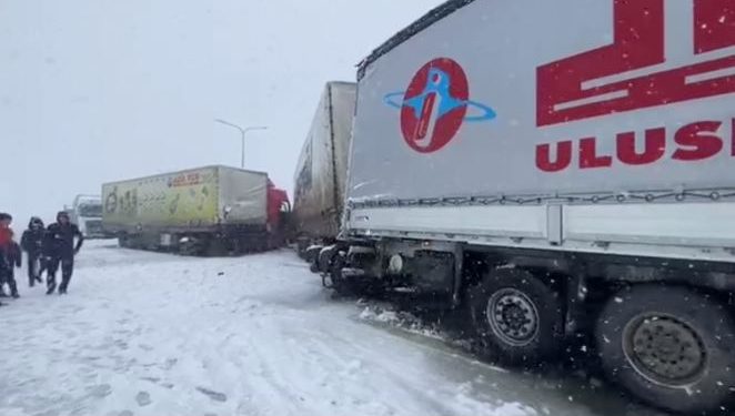 ქუთაისი-სამტრედიის გზაზე რამდენიმე სატვირთო შეეჯახა ერთმანეთს