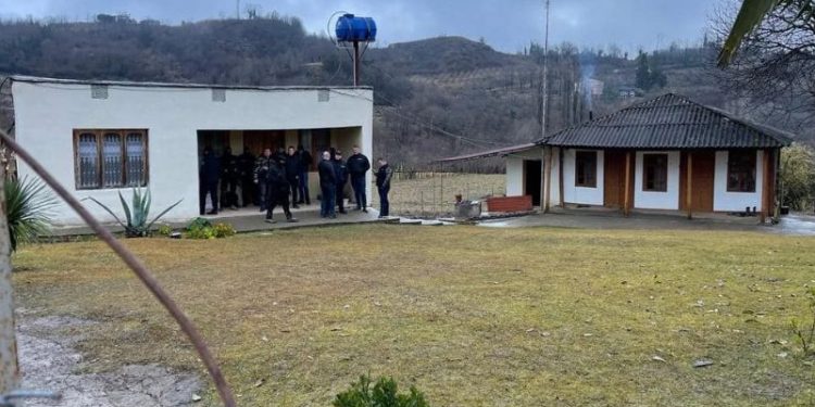 ვის ეკუთვნის სახლი, სადაც ესებუა იმალებოდა