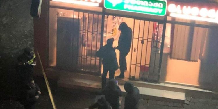 ბათუმში აფთიაქი დააყაჩაღეს