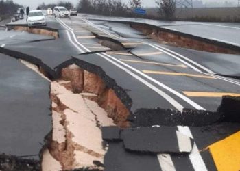 თურქეთში გზაზე გაჩენილ ნაპრალებში მანქანები ჩავარდა (+ვიდეო)