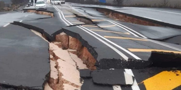 თურქეთში გზაზე გაჩენილ ნაპრალებში მანქანები ჩავარდა (+ვიდეო)