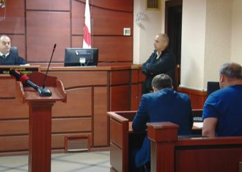 ავტობუსში, ცოლის მკვლელობაში ბრალდებულ კაცს 20 წლით პატიმრობა შეეფარდა