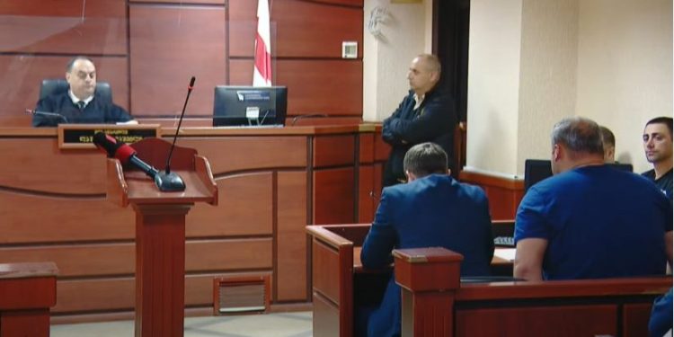 ავტობუსში, ცოლის მკვლელობაში ბრალდებულ კაცს 20 წლით პატიმრობა შეეფარდა