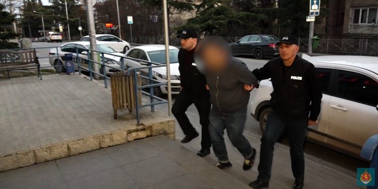 დააკავეს პირი, რომელმაც სასულიერო პირი დაჭრა (+ვიდეო)