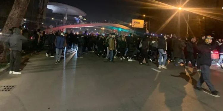 მომიტინგეთა ნაწილმა იუსტიციის სახლთან საავტომობილო გზა გადაკეტა