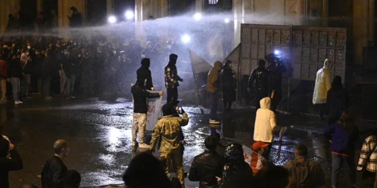 სპეცრაზმმა პარლამენტთან შეკრებილი აქციის მონაწილეების დაშლა დაიწყო