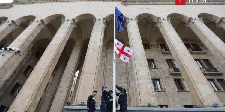 პარლამენტთან ევროკავშირის დროშა კვლავ აღმართეს