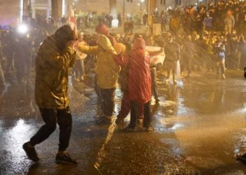 პარლამენტთან წყლის ჭავლისა და ცრემლსადენი გაზის გამოყენების შემდეგ არიან დაშავებულები