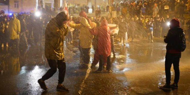 პარლამენტთან წყლის ჭავლისა და ცრემლსადენი გაზის გამოყენების შემდეგ არიან დაშავებულები