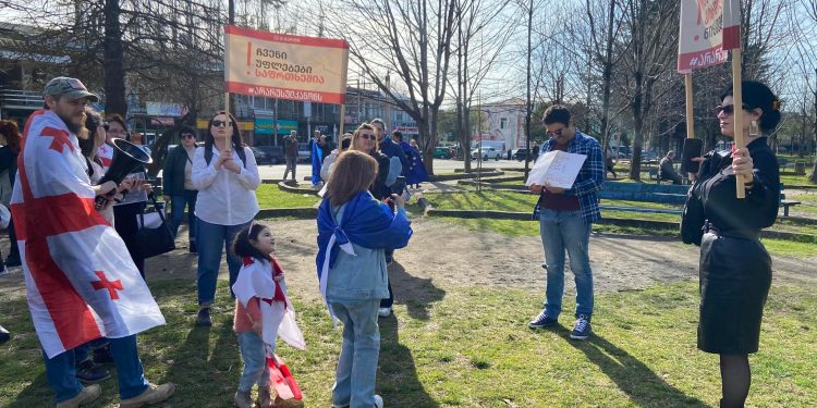 “არა რუსულ კანონს” – საპროტესტო მსვლელობა და აქცია ოზურგეთში