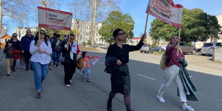 “არა რუსულ კანონს” – საპროტესტო მსვლელობა და აქცია ოზურგეთში