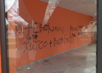 ვანდალიზმი ოზურგეთში – უცნობმა პირებმა ე.წ. სამკუთხა სკვერში არსებული შენობა დააზიანეს