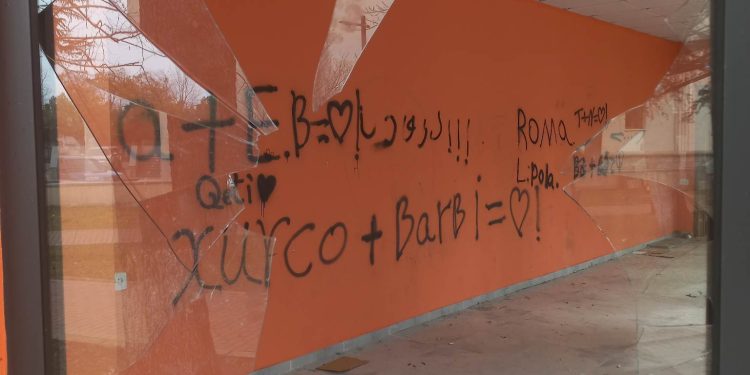 ვანდალიზმი ოზურგეთში – უცნობმა პირებმა ე.წ. სამკუთხა სკვერში არსებული შენობა დააზიანეს