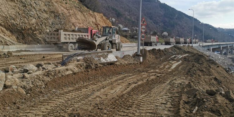 ცენტრალურ ავტომაგისტრალზე მთის ფერდობი ჩამოიშალა და გზა ჩაიკეტა – გზების დეპარტამენტის განცხადება