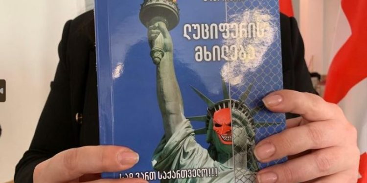 “ლუციფერის მხილება” – პარლამენტის აპარატი წიგნებს არიგებს