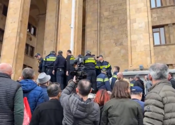 ამ წუთებში პარლამენტის წინ ევროკავშირის დროშა ჩამოხსნეს