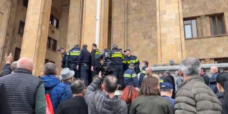 ამ წუთებში პარლამენტის წინ ევროკავშირის დროშა ჩამოხსნეს