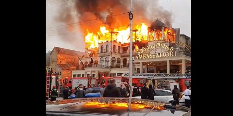 ვიდეო – ხანძარი სასტუმრო “ამბასადორში”