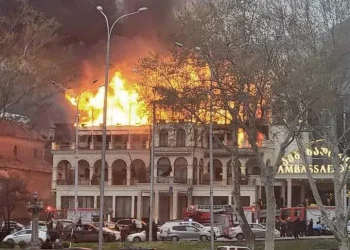 თბილისში, სასტუმრო “ამბასადორი“ იწვის