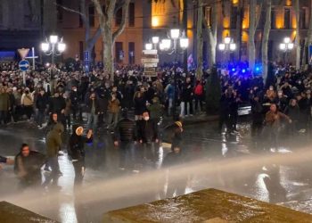 როგორ უნდა მოიქცეთ, თუ ცრემლსადენი გაზი და წიწაკის სპრეი გამოიყენეს