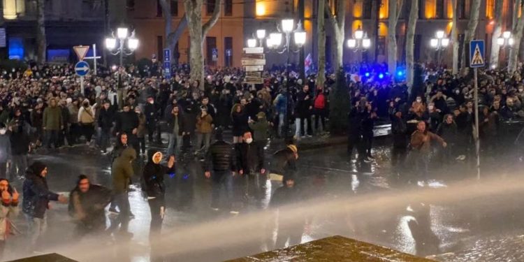 როგორ უნდა მოიქცეთ, თუ ცრემლსადენი გაზი და წიწაკის სპრეი გამოიყენეს