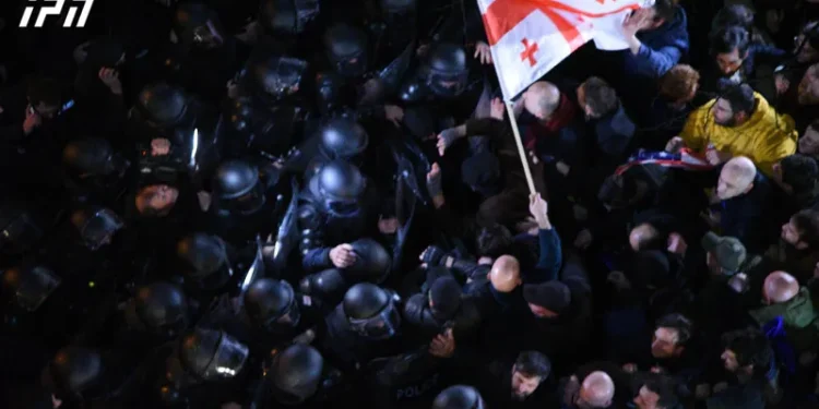 პარლამენტთან ცრემლსადენი გაზი გაუშვეს