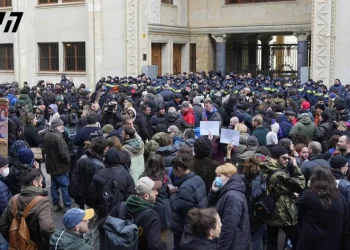პარლამენტთან ე.წ. უცხო ქვეყნის გავლენების აგენტების შესახებ კანონპროექტების საწინააღმდეგო აქცია მიმდინარეობს