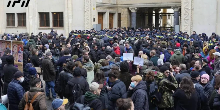 პარლამენტთან ე.წ. უცხო ქვეყნის გავლენების აგენტების შესახებ კანონპროექტების საწინააღმდეგო აქცია მიმდინარეობს