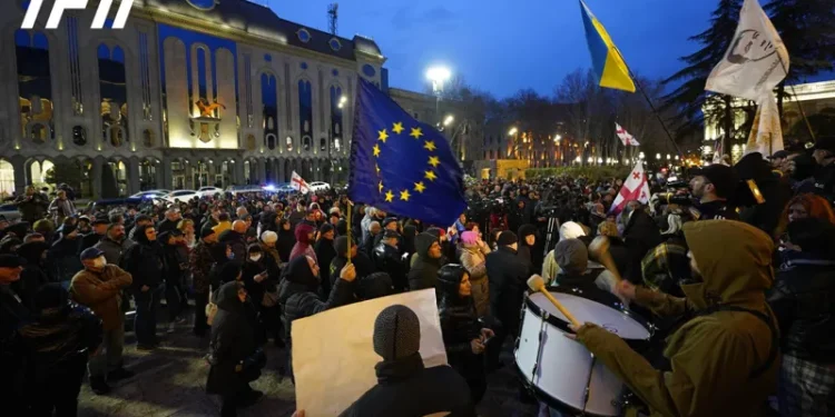 პარლამენტთან საპროტესტო აქცია მიმდინარეობს