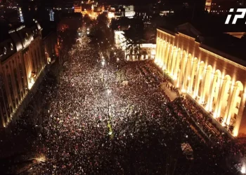 აქციის მონაწილეები პარლამენტის შენობის ალყაში მოქცევას იწყებენ