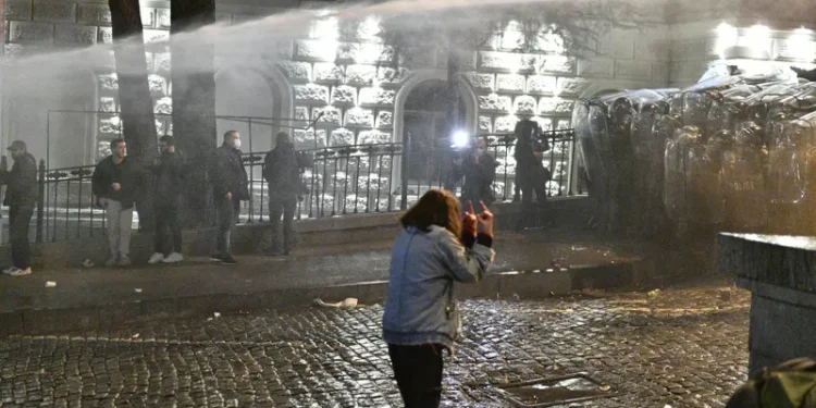 აქციის მონაწილეების წინააღმდეგ სპეცრაზმმა წყლის ჭავლი გამოიყენა