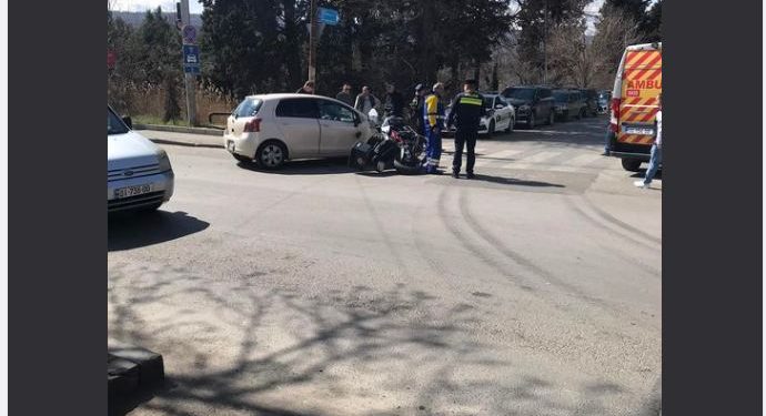 ავარია თბილისში – მანქანა მოტოციკლს დაეჯახა