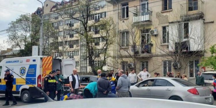 თბილისში ავტომობილი ქვეითს დაეჯახა
