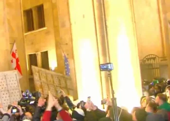 აქციის მონაწილეები პარლამენტთან განთავსებული ჯებირების აღებას ცდილობენ