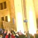 აქციის მონაწილეები პარლამენტთან განთავსებული ჯებირების აღებას ცდილობენ