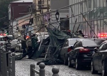 ბათუმში სამშენებლო ხარაჩო ჩამოინგრა – დაზიანებულია რამდენიმე ავტომობილი