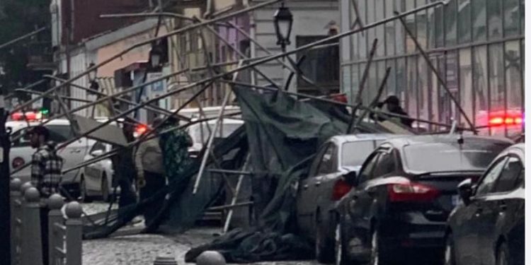 ბათუმში სამშენებლო ხარაჩო ჩამოინგრა – დაზიანებულია რამდენიმე ავტომობილი