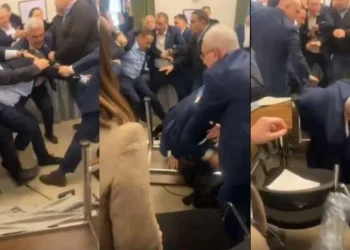 პარლამენტის უსაფრთხოების სამსახურმა სხდომათა დარბაზიდან ოპოზიციონერი დეპუტატები ძალის გამოყენებით გაიყვანა