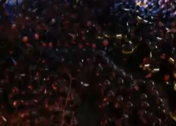 პარლამენტთან აქციის მონაწილეებსა და პოლიციას შორის დაპირისპირებაა