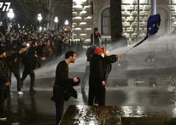 სპეცრაზმმა პარლამენტთან აქციის მონაწილეების დაშლა დაიწყო – პოლიცია კვლავ წყლის ჭავლს იყენებს