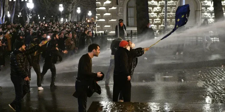 სპეცრაზმმა პარლამენტთან აქციის მონაწილეების დაშლა დაიწყო – პოლიცია კვლავ წყლის ჭავლს იყენებს