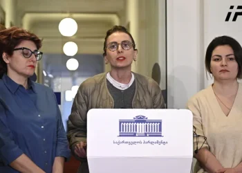 ხატია დეკანოიძე – ხელისუფლებამ ე.წ. აგენტების შესახებ კანონპროექტის განხილვის დღეს ჩანიშვნით „ძალიან მარტივი და ეშმაკური ხრიკი მოიგონა