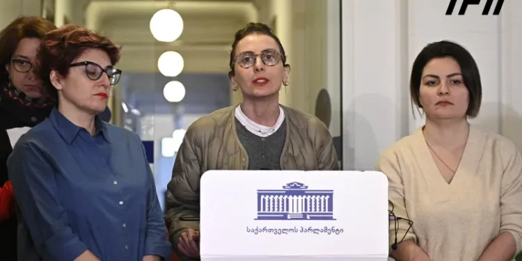 ხატია დეკანოიძე – ხელისუფლებამ ე.წ. აგენტების შესახებ კანონპროექტის განხილვის დღეს ჩანიშვნით „ძალიან მარტივი და ეშმაკური ხრიკი მოიგონა