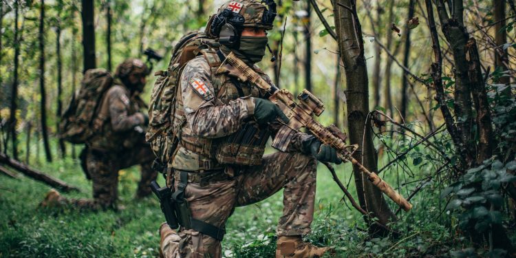 18-დან 35 წლის ჩათვლით, თავდაცვის სამინისტრო მოქალაქეებს სთავაზობს საკონტრაქტო სამხედრო სამსახურს