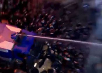 სამართალდამცველებმა პარლამენტთან წყლის ჭავლი გამოიყენეს