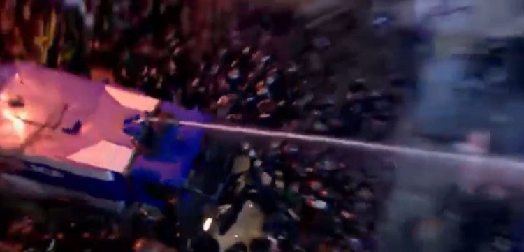 სამართალდამცველებმა პარლამენტთან წყლის ჭავლი გამოიყენეს