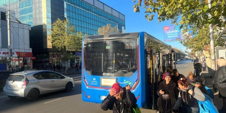 ქუთაისში უბილეთო მგზავრს კონტროლიორმა უკბინა