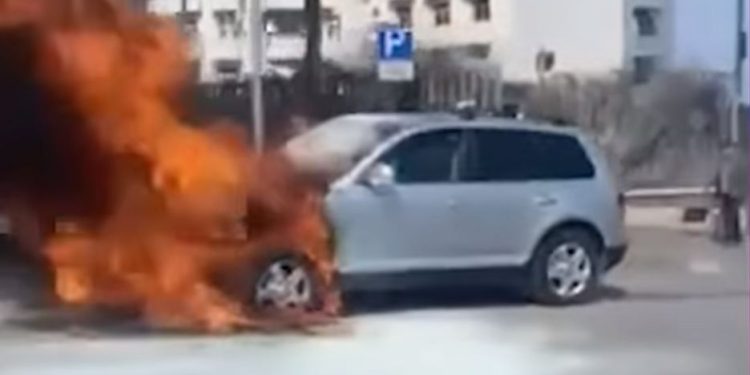 თბილისში, გზაზე ავტომობილს ცეცხლი გაუჩნდა
