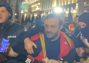 პარლამენტთან აქციაზე პოლიციამ გამოცემა პუბლიკას რედაქტორი ზურა ვარდიაშვილი დააკავა