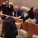 ვიქტორ ჯაფარიძემ ტარიელ ნაკაიძეს მიკროფონი ჩაარტყა-დაპირისპირება პარლამენტში (+ვიდეო)